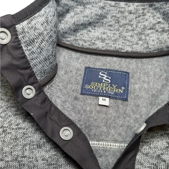 Simply Southern Womens Gray Pullover Fleece Sweatshirt Size Medium 1/4 Snap - Picture 3 of 11